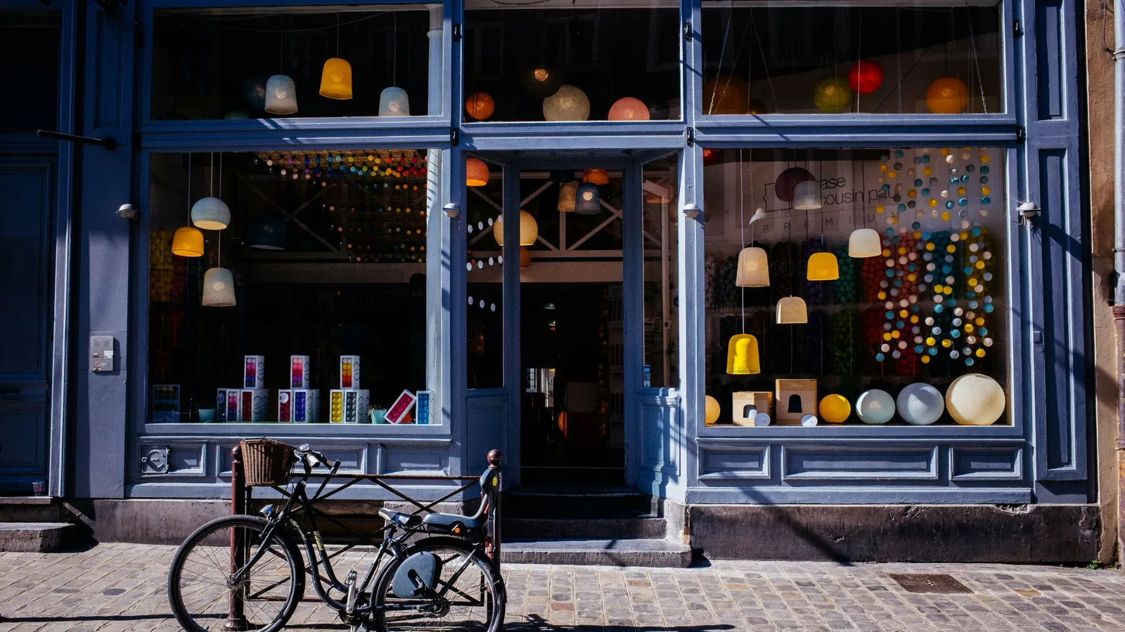 Vitrine de commerce concerné par un bail commercial, image d'illustration sobre